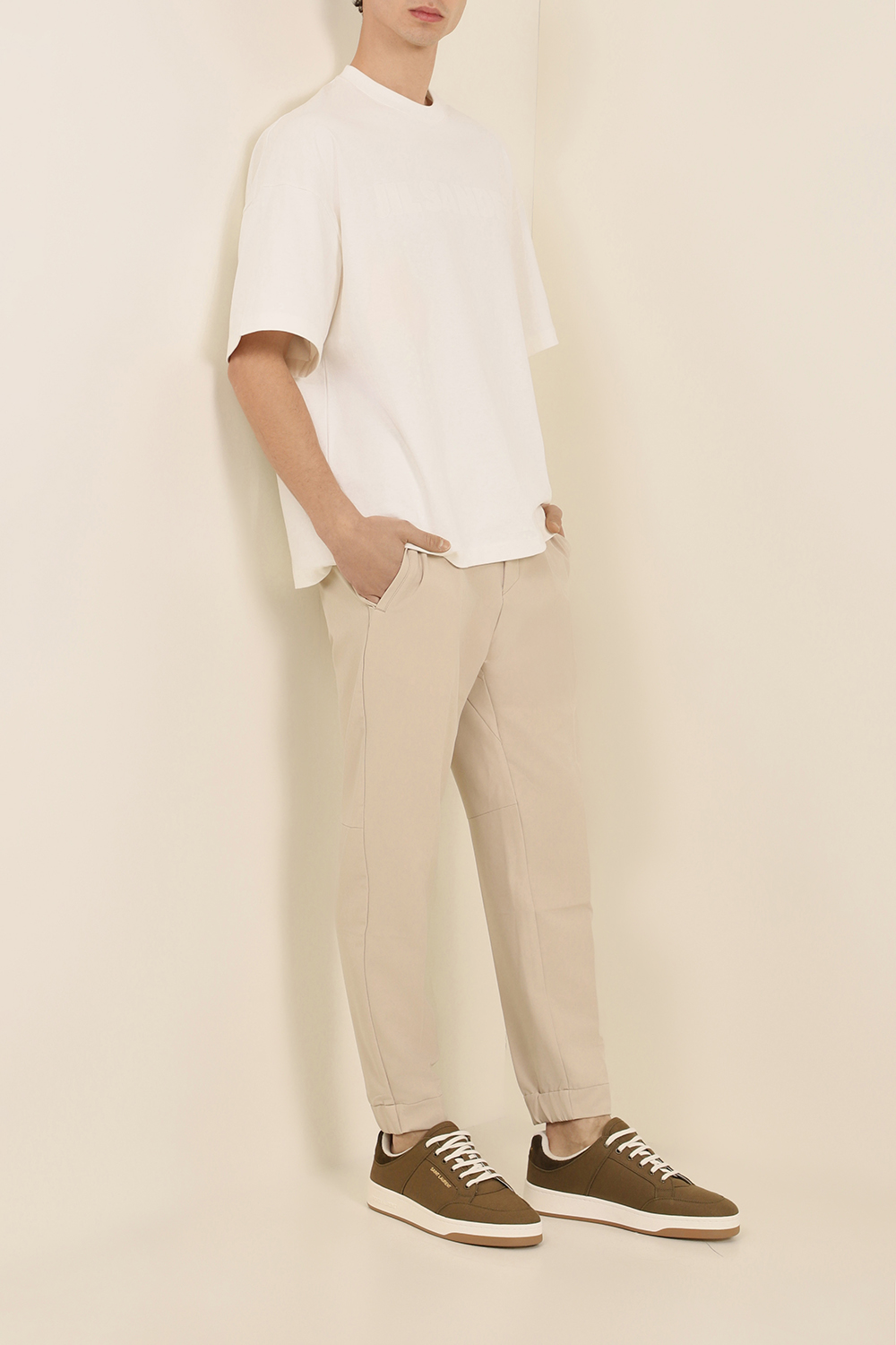 תמונת כל הלוק של חולצת טי